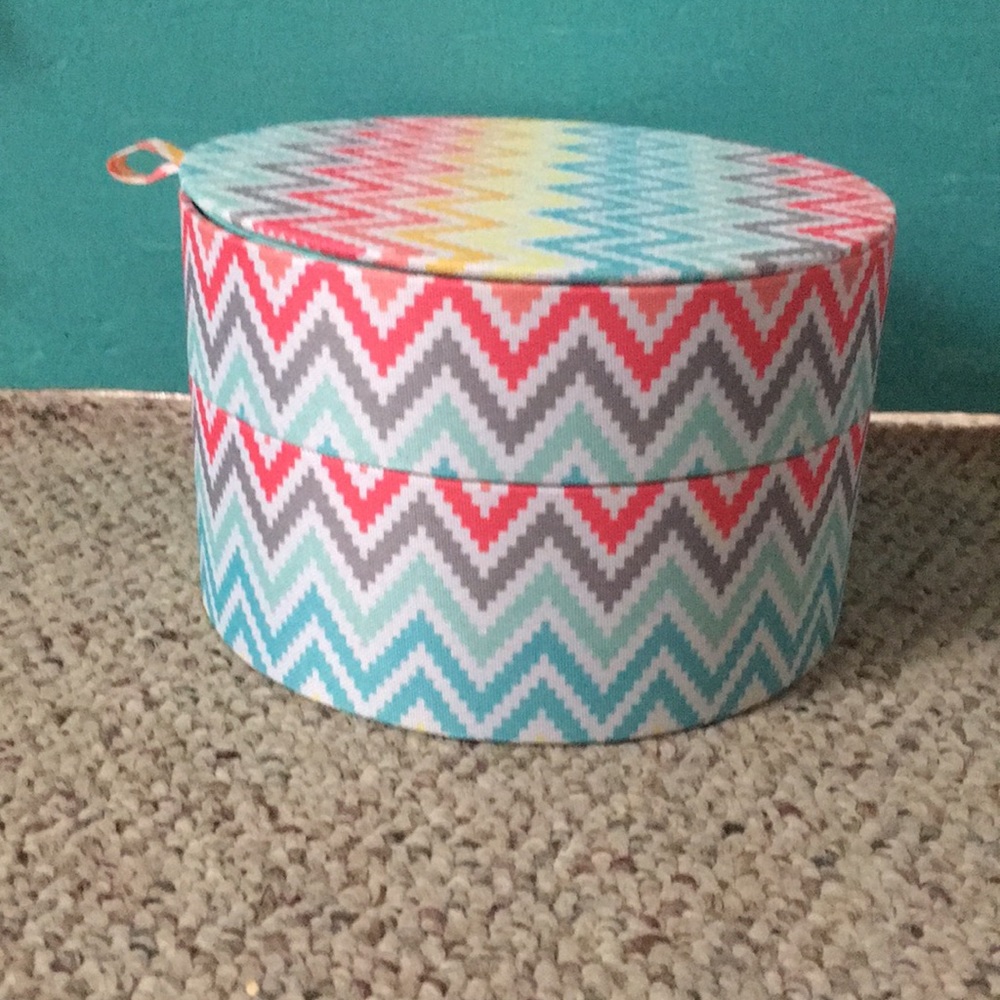 Zig-zag rainbow patterned separator/organizer